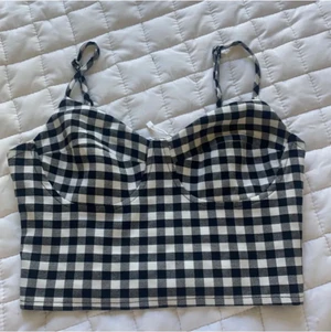 Topp från new yorker  - Säljer denna jättefina topp från New yorker i storlek xs. Den är sällan använd och är i bra skick. säljer för 50kr + 40kr frakt. 