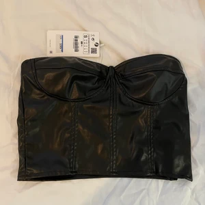 Skin topp - Snygg svart skin topp. En perfekt topp till sommar kvällar med en kjol. 