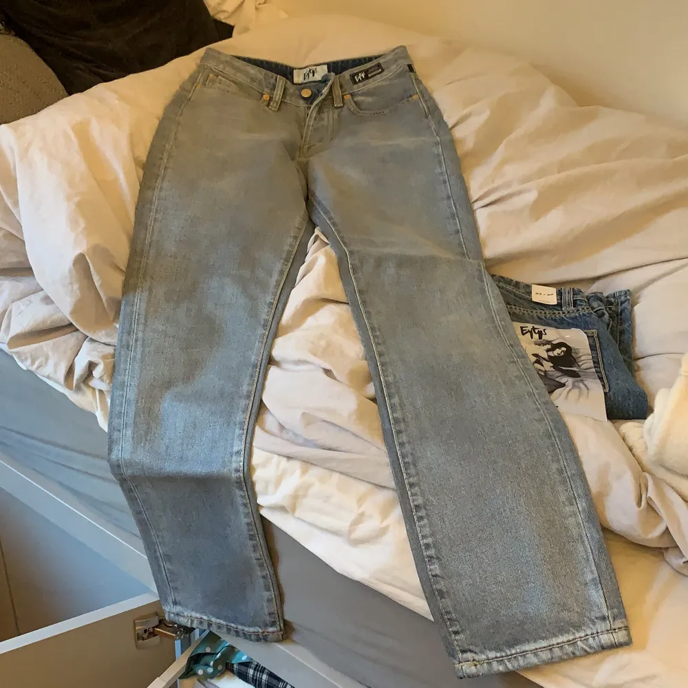 Säljer nu mina två superfina jeans från eytys som är helt oanvända båda två. Köpte dem på eytys outlet men de var tyvärr för stora och kunde ej lämna tbx dem🥰 så snygga verkligen men tyvärr kan jag ej ha dem! 1 par för 400kr❤️. Jeans & Byxor.