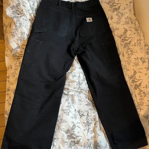 Carhartt double knee pants 31x32 - Använda fåtal gånger. Nyskick. Sitter lite pösigt men inte baggy