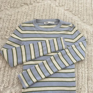 Stickad tröja - Supersöt stickad tröja, kan hämtas i Telefonplan eller så står köparen för frakt 🥰