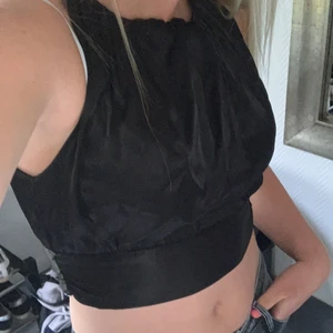Svart sidentapeter  - Nu säljer jag denna supersnygga sidentoppen som är perfekt till fest🪩🖤 Den är knappt andvänd!  Frakten ingår ej i priset! 