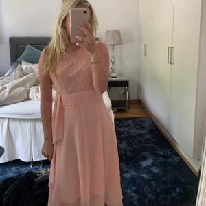 Nu säljer jag denna super söta rosa klänningen som är perfekt till midsommar eller andra fina tillfällen💖💞 Den är andvänd endast en gång! Frakten ingår ej i priset🌸