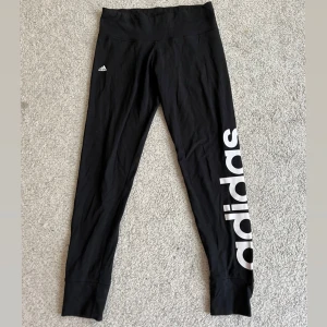 Adidas byxor  - Storlek m. Använd 1 gång. 