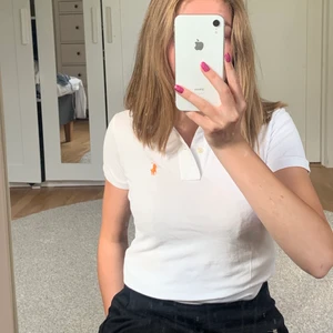 Ralph Lauren golf piké strl XS - Fin Ralph Lauren golf pike i nytt skick som tyvärr är lite för liten för mig. Inga defekter. Nypris över 700kr, säljer för 250kr💜