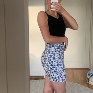Nelly kjol strl S - En fin somrig kjol som tyvärr inte passar min stil. Aldrig använd!💜