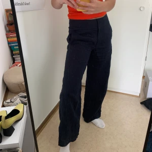 Linnebyxor Arket  - Marinblå Linnebyxor från arket. Använda ett fåtal gånger så i nyskick! Sitter lågmodhat på mig som har 26/27 men kan även sitta högre om man har lite större storlek.  