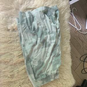 Ett par blåa tie dye shorts.  