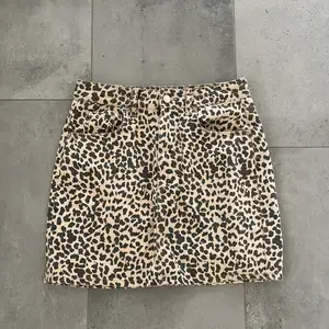 En kjol från ginatricot med leopardmönster, jättebra skick och använd ett fåtal gånger. Hör av dig vid intresse!💗 frakten är ungefärlig och kan sänkas eller höjas med några kronor!💗 står ej för postens slarv!💗