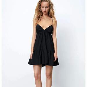 Säljer denna skitsnygga och eftertraktade svarta klänningen ifrån zara!! Den är helt oanvänd med lappen kvar 💖💕🤍