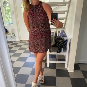 Klänning  - Köpt secondhand och det står ingeting i klänningen så mycket oklart vart den är ifrån och vad de är för storlek! Men jag skulle säga att storleken är s/m. Köparen står för frakten! 