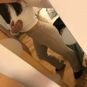 Beigea byxor - Ribbade beigea byxor med hög midja som aldrig är använda. Dom är lite genomskinliga men inget som syns så mycket på långt håll! Skönt material, lite lång i benen på mig. Inga defekter eller liknande ❗️