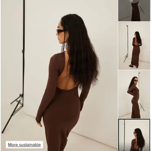 Klänning från NAKD  - Säljer en helt oanvänd maxiklänning med djup rygg från NAKD, inköpt under våren. Endast testad på! Skriv för fler bilder. 
