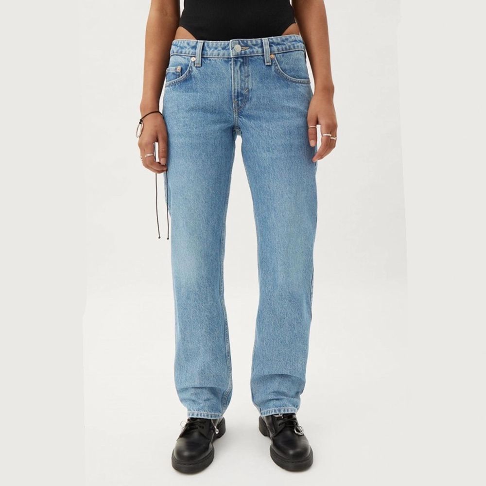 Urrrrsnygga jeans från weekday köpta här på plick!🤍Jeansen är i modellen arrow low i färgen ”summer blue” se bild 2*. De är uppsprätta längst ner vilket ger dem ett extra par cm. Tyvärr för korta på mig:(. Jeans & Byxor.