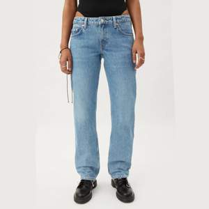 Urrrrsnygga jeans från weekday köpta här på plick!🤍Jeansen är i modellen arrow low i färgen ”summer blue” se bild 2*. De är uppsprätta längst ner vilket ger dem ett extra par cm. Tyvärr för korta på mig:(