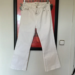 Vita flare byxor - Fina vita flare byxor från Cubus i storlek M, använd fåtal gånger, utan defekter