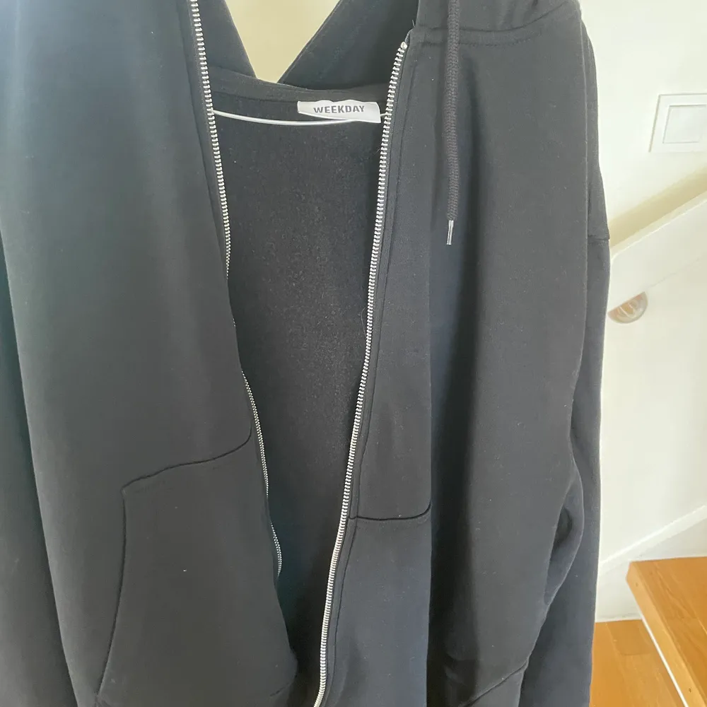 Weekday hoodie i storlek L, den var för stor för mig och använd 2 ggr. Säljer väldigt billigt, 150kr bara. Övrigt.