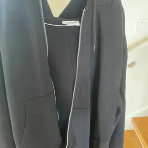 Weekday hoodie i storlek L, den var för stor för mig och använd 2 ggr. Säljer väldigt billigt, 150kr bara