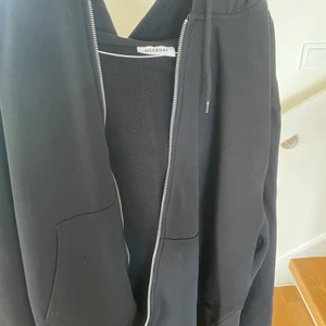 Weekday hoodie - Weekday hoodie i storlek L, den var för stor för mig och använd 2 ggr. Säljer väldigt billigt, 150kr bara