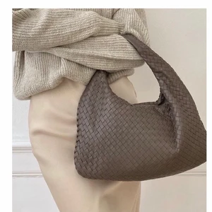 Väska - Hej! Kollar intresset på denna superfina väskan i en röd/orange färg 💗 helt oanvänd! Köpte för ca 790kr