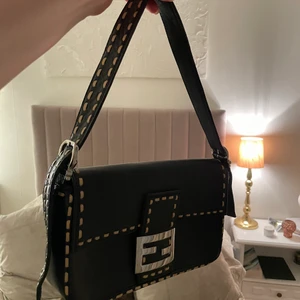 Axelväska  - Second hand väska i mycket trendig look.