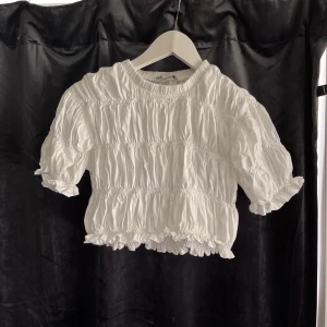 Topp zara  - Topp från Zara i S. Oanvänd av mig, köpt från Sellpy i höstas. 75kr😊