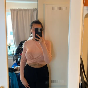 Croppad topp  - Köpt på HM, använd fåtal gånger.