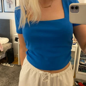 Blå topp - Snygg blå lite kroppad topp från zara💗storlek L, ganska liten i storleken. Aldrig använd och med lappen kvar💗köparen står för frakten