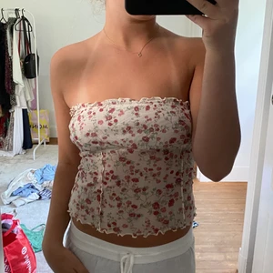 Sommartopp - Säljer denna fina sommartopp från Urban outfitters i storlek M men jag är generellt en S i toppar. Det finns band, men jag har använt den med de nedvikta i toppen💞 Frakt tillkommer 66kr