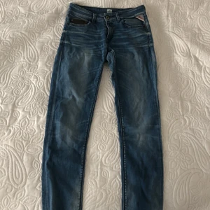 Replay Jeans strl 25 - Skinny jeans från Replay. Midwaist i strl 25. Passar er som har strl 34/36.