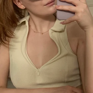 Croptop - Aldrig haft på   Beige Från urban outfitters