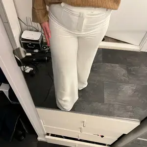 Vita byxor , med extra tyg i så de inte är genomskinliga 