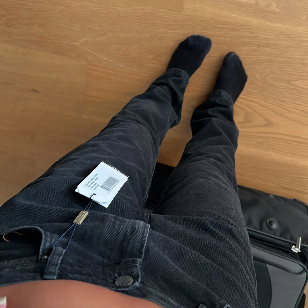 Svarta as sköna Nelly byxor i jeans material. Aldrig använda då jag köpte två i olika storlekar och glömde skicka tillbaka dessa… sitter så bra! Mina favorit byxor!!! . Jeans & Byxor.