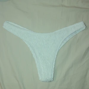 Bikinunderdel  - Vit bikiniunderdel från Nelly i storlek S. Helt oanvänd då den är i fel storlek men har tyvärr dragit bort lapparna. Nypris 149kr, säljer för 40kr + frakt