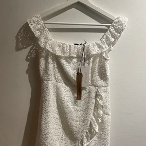 NA-KD klänning  - Superfin off-shoulder klänning i storlek 36, aldrig använd lappar kvar💗💗