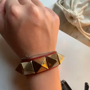 Rött valentino armband i unik design 😊 använt men fortfarande i bra skick 🥰
