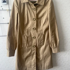 Beige kappa i storlek 40  - En fin beige kappa, säljs pågrund av ingen användning!! 