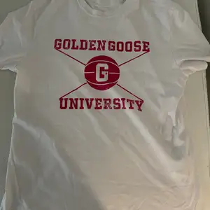 Helt ny golden goose t-shirt. Köpt på ABCD i Göteborg. Kvitto och prislapp finns. Storlek small men känns mer som en medium.