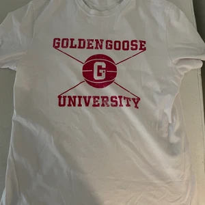 Golden goose t-shirt storlek s - Helt ny golden goose t-shirt. Köpt på ABCD i Göteborg. Kvitto och prislapp finns. Storlek small men känns mer som en medium.