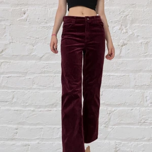 vinröda manchesterbyxor - så snygga men tyvärr för stora för mig i midjan (jag har 60cm midja). de är ganska stretchiga! köpta secondhand💋