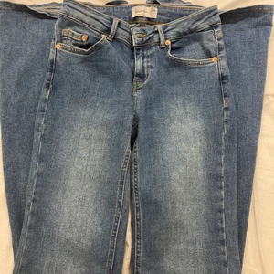 Bootcut byxor från asos size 34 - Köpte för ett år sen från asos för 400kr, har aldrig använd. Säljer på grund av jag har växt ur den. Size 34, priset kan diskuteras. Hör gärna av med frågor 