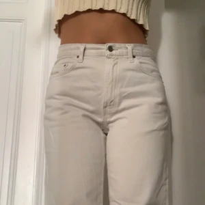 Vita Levi’s  - Ett par vita levi’s jeans i superfint skick och i tjockt material, finns en liten grå fläck på innersidan av ena benet, men ingenting som märks (skickar gärna bild vid förfrågan). Storlek 34 i midjan men passar mig perfekt som är ca. 30-32 normalt sätt. 