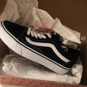 Helt oanvända vans - Fick dessa skor på min födelsedag men var tyvärr för små, dom är i storlek 37.