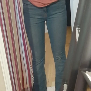 Ginatricot utsvängda byxor - Knappt anvönda , storlek xs, passar perfekt om man är runt 160 cm lång, köparen står för frakten