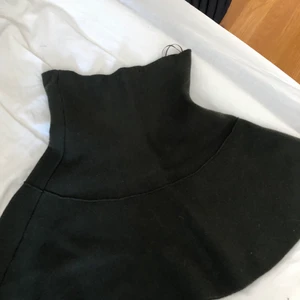 Högmidjad stickad kjol från zara - En mörkgrön stickad, högmidjad kjol från Zara. Den är superskön och är i använd ett fåtal gånger och är i gott skick. Finns inte längre att köpa i butik. 