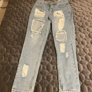 Snygga håliga jeans  - Jätte fina jeans! Kunde nt sluta ha på mig dem tills dem blir för liten för mig. 