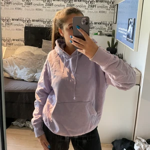 Oversized lila hoodie - Oversized lila hoodie från Weekday. Den lila tröja är väldigt skön och i bra skick. Säljer för 150 kr+ frakt💗