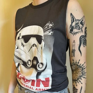 Dedicated modifierad T-shirt - Stormtrooper - T-shirt från Dedicated som jag klippt av ärmarna på så det blir ett linne. Tryck på en Stormtrooper. Färg mörkgrå. 100% organic och fairtrade bomull. Köparen står för frakten.