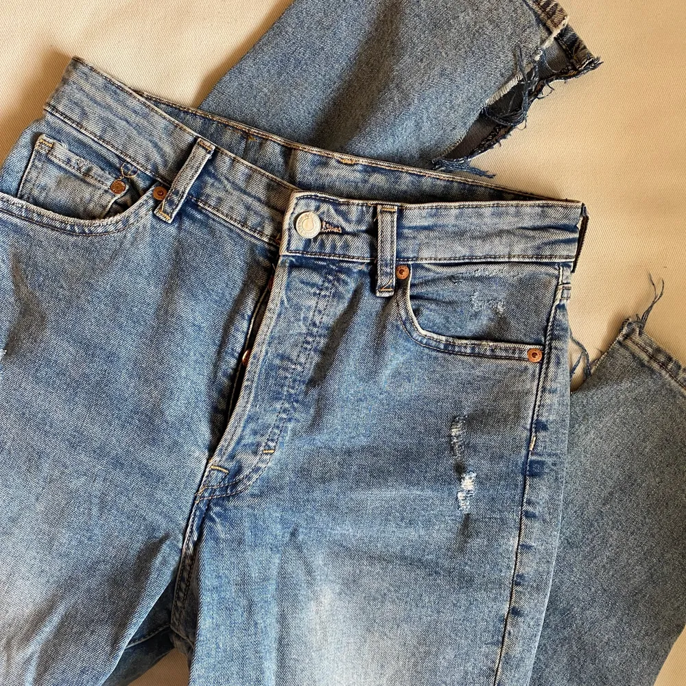 Snygga högmidjade håliga jeans! Är 163cm och passar fint i längden! . Jeans & Byxor.