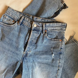 Ripped Jeans - Snygga högmidjade håliga jeans! Är 163cm och passar fint i längden! 
